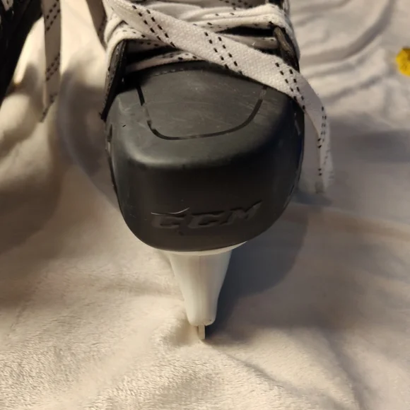 ccm 1092 tracks Adult Size 9 Ice Skates - Picture 4 of 14